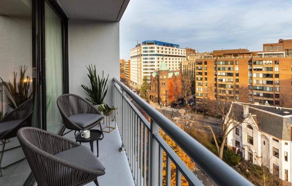hotel balcony with 2 chairs at Hotel Madera
